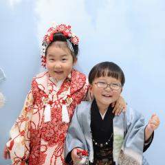 着物を着て肩を組むきょうだい