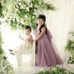 ２人でドレスを着ている姉妹写真