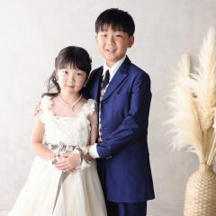 タキシードを着たおにいちゃんとドレスを着たおんなのこ