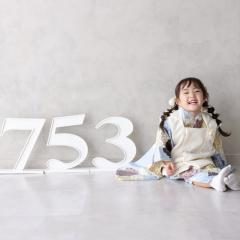 着物を着て座り込むおんなのこ