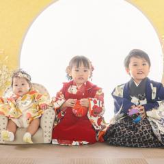 三人で着物を着て正座をしているきょうだい