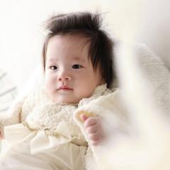 ドレスを着たあかちゃん