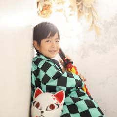 袴を着て剣を持つおとこのこ