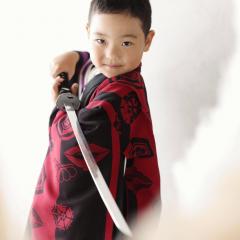 袴を着て剣をかまえるおとこのこ