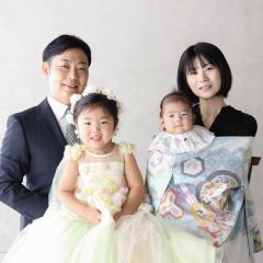 お宮参りの記念に家族写真