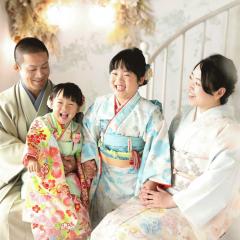家族で着物を着て記念撮影