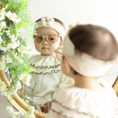 サングラスをかけて鏡を見る赤ちゃん