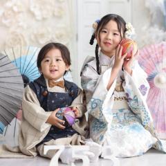 着物を着て座るきょうだい