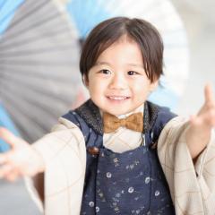 着物を着て手を広げるおとこのこ