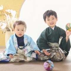 着物を着て座るきょうだい