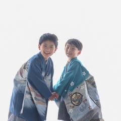 着物を着て手をつなぐきょうだい