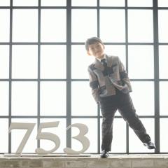 七五三でタキシードを着ているおとこのこ