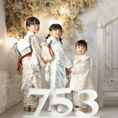 姉妹で着物を着て七五三