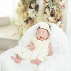 ドレスを着た赤ちゃん