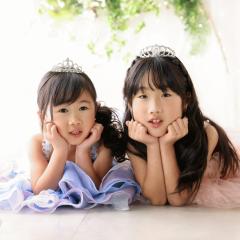 ドレスでうつ伏せをする姉妹