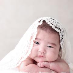 うつ伏せをするあかちゃん