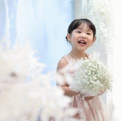 ピンクのドレスを着てお花を持つおんなのこ