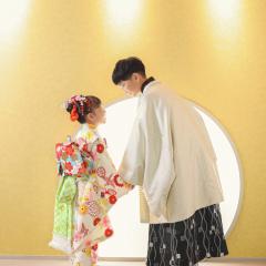 着物で手をつないで見つめ合うきょうだい