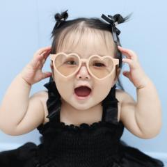 サングラスをかけたあかちゃん