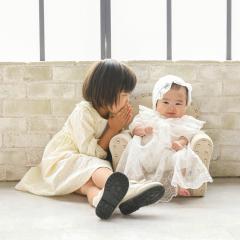ドレスを着た赤ちゃんとおねえちゃん