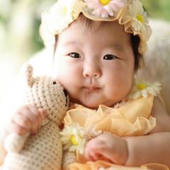 ドレスを着た赤ちゃん