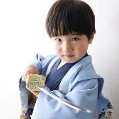 着物を着て剣を持つ