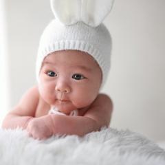 ウサギの帽子を被った赤ちゃん