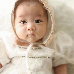 赤ずきんちゃんのような赤ちゃん