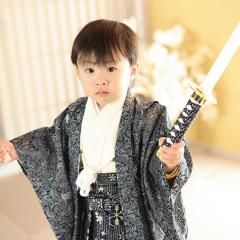 かっこいい袴をきたおとこのこ