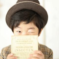 本を持ってる男の子