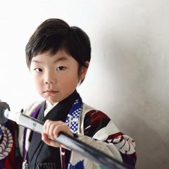 刀を持ってこちらを見ている男の子