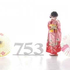 赤い着物を着て記念撮影