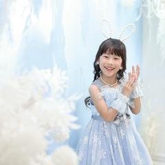 水色のドレスを着た女の子