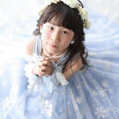 青いドレスを着て見つめる女の子