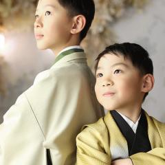 仲良い兄弟で上を見ている