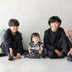 お兄ちゃん二人に囲まれて記念撮影