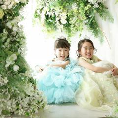 姉妹でドレスをきて撮影