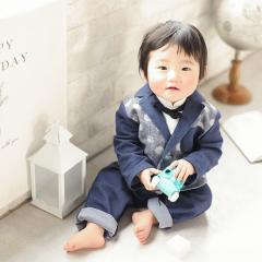 青い服を着て見つめるおとこのこ