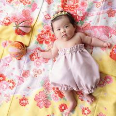 黄色い着物をバックに撮影