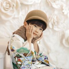 茶色の帽子を被ったおとこのこ