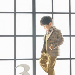 3の数字を見ている男の子