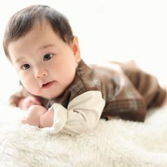 ハイハイをしようとしている赤ちゃん