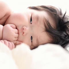 寂しそうに見つめている赤ちゃん