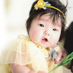 嬉しそうにお花を持ってる女の子