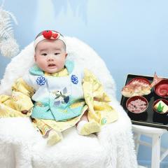 水色の背景をバックにお写真