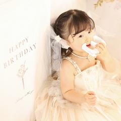 3の数字を持ってる女の子