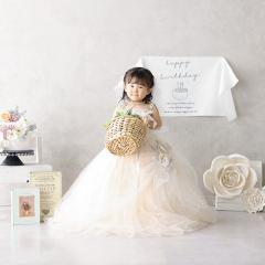 お花のかごを持ってる女の子