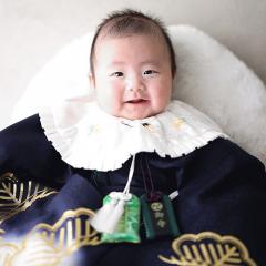 笑顔で着物を着る写真