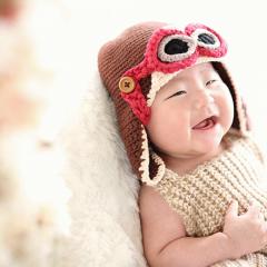 飛行機の帽子を被った赤ちゃん