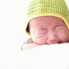 うつ伏せで泣いてる赤ちゃん